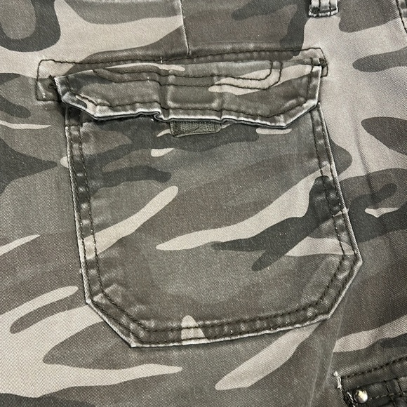 Men’s Unionbay Cotton Blend Gray Camouflage 6 Pocket 10” Utility Cargo Shorts 42 - Picture 7 of 10